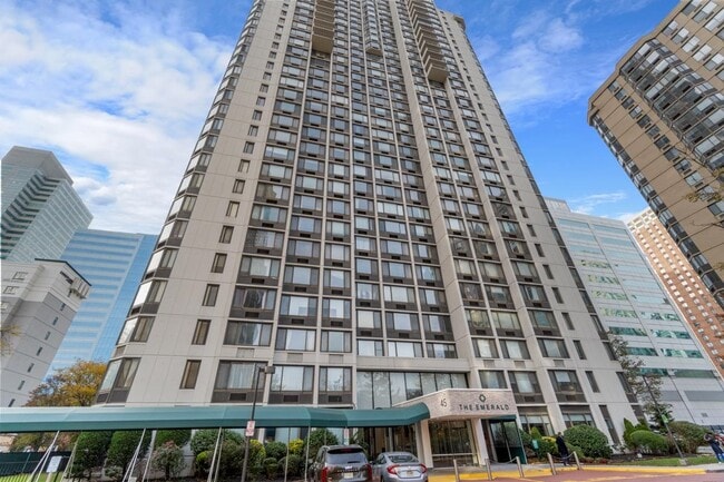 Building Photo - 45 River Dr S