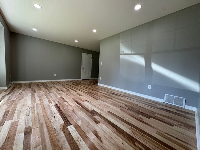 Building Photo - Stunning 5 Bedroom 2 Bathroom Home + Den i...