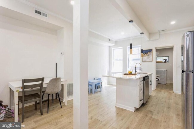Building Photo - 805 Cator Ave