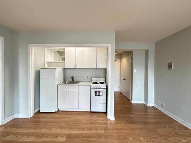 Building Photo - 450 W Wellington Ave