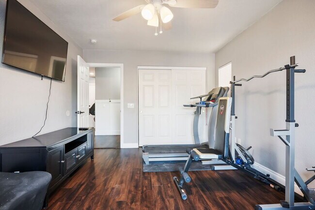 Building Photo - "Spacious 4-Bed Oasis with Outdoor Kitchen & Hardwood Elegance in North Las Vegas!"