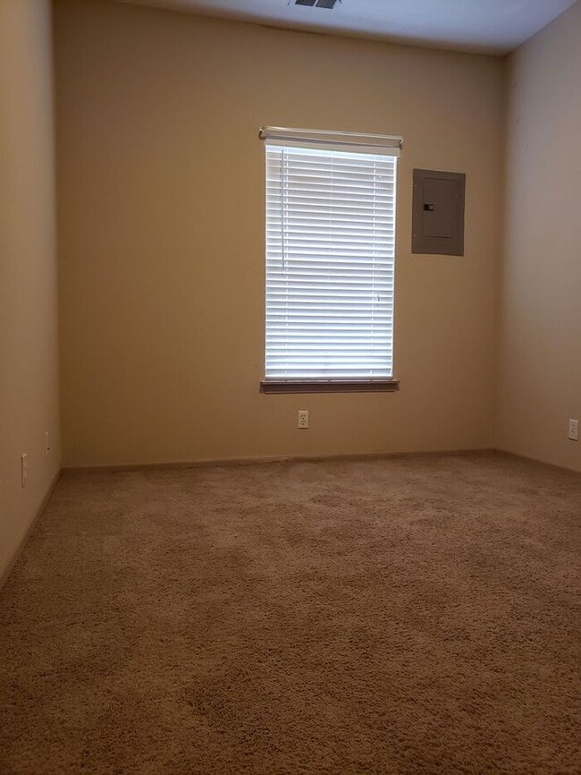 Building Photo - Beautiful Gardner Townhome-Available in MAY!!