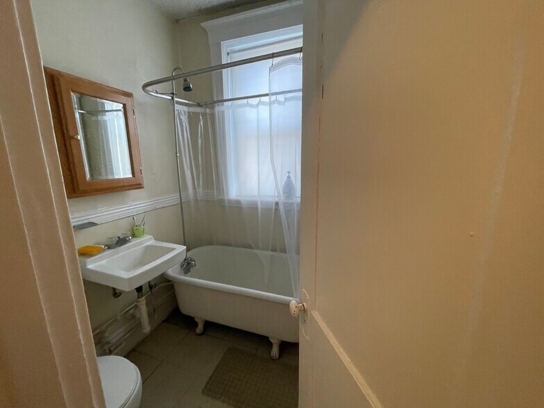 Primary Photo - 166 Kelton St