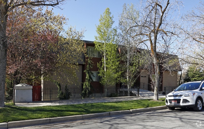 Primary Photo - Royal Oaks