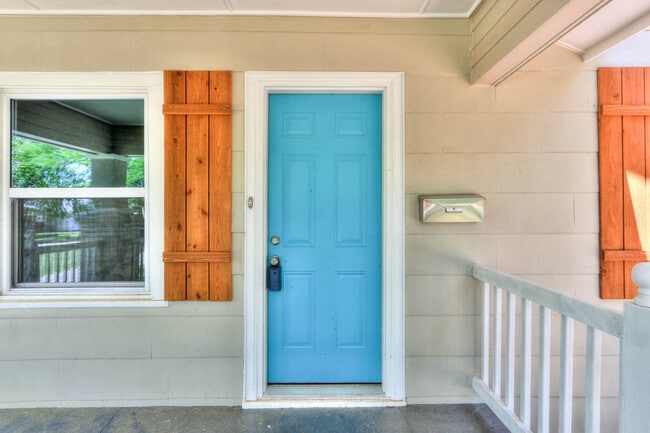 Building Photo - Remodeled Retreat w/ Covered Patio, Front ...