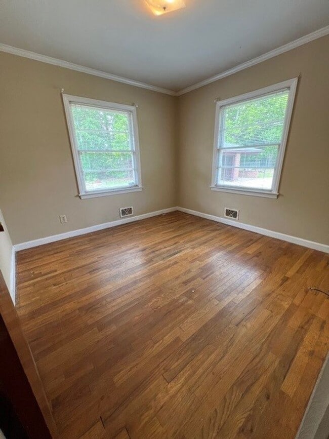 Building Photo - 3 Bedroom, 1 Bath Home