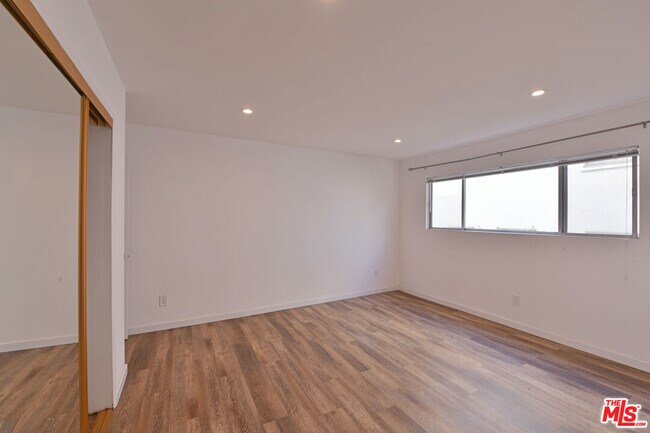 Building Photo - 136 S Palm Dr
