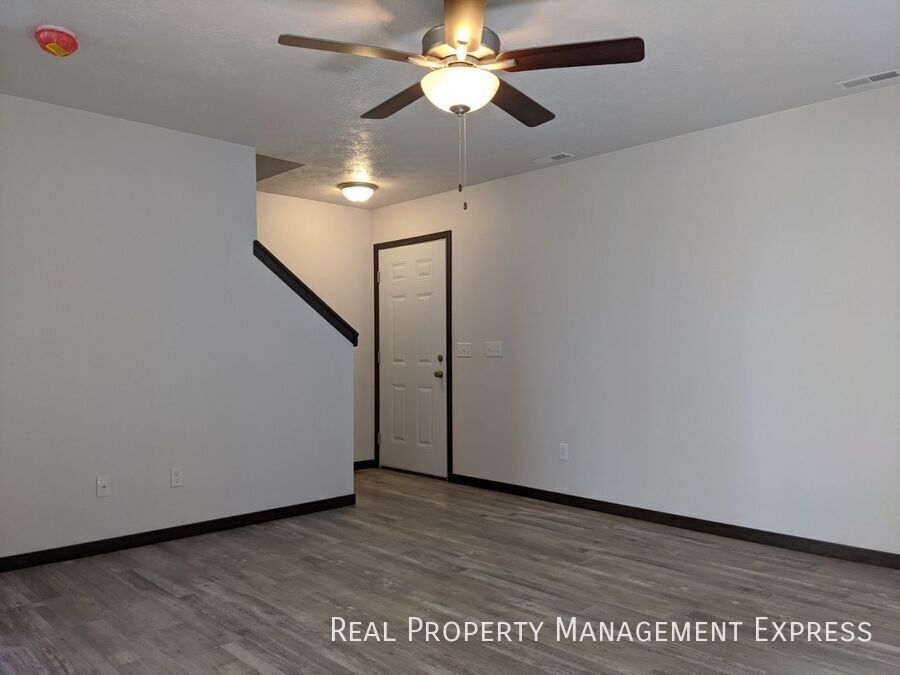 Building Photo - 3 Bedroom 1.5 Bathroom Townhome w/ Double ...