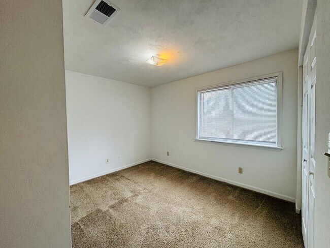 Building Photo - 400F Berryfield Lane