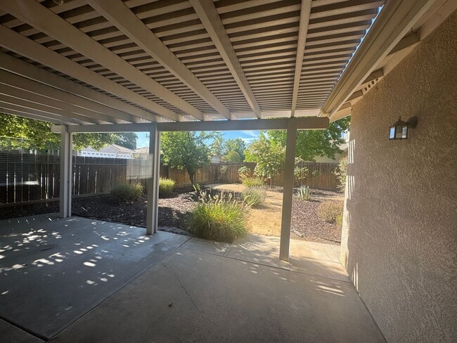 Building Photo - 3 Bedroom, 2 Bath Home with attached 3 car...