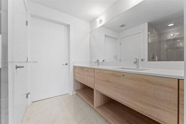 Building Photo - 16385 Biscayne Blvd