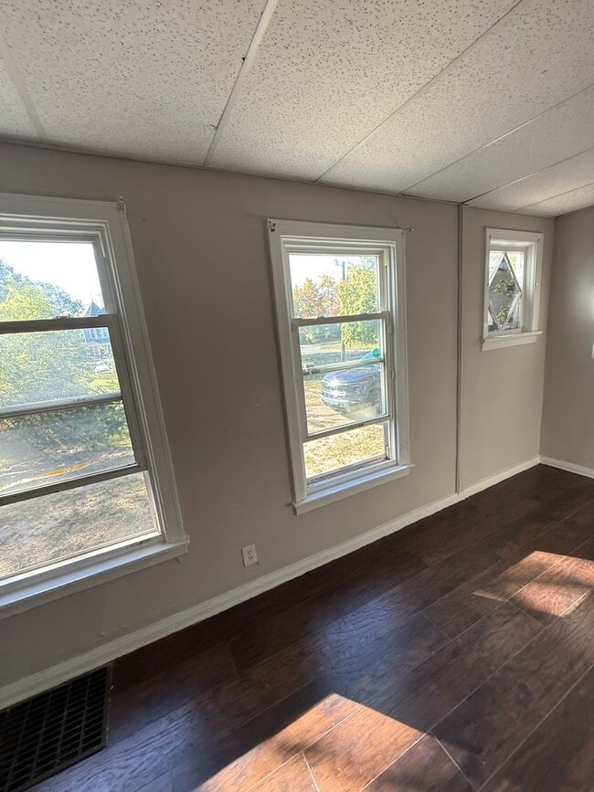 Building Photo - SECTION 8 and EDEN Accepted!! Your Newly Renovated Dream 5 Br Home Awaits!!