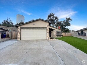 Building Photo - Amazing 3B/2BA home w/ Attached Garage and...