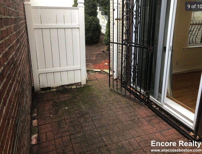 Building Photo - 352 Riverway