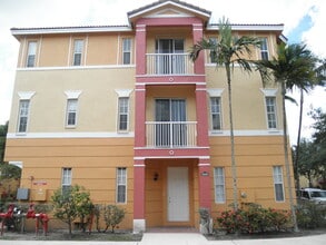Building Photo - Shoma Townhomes