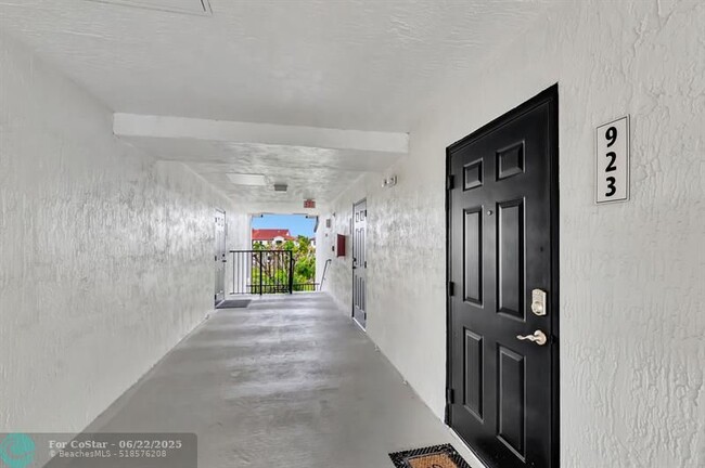 Building Photo - 923 Villa Cir