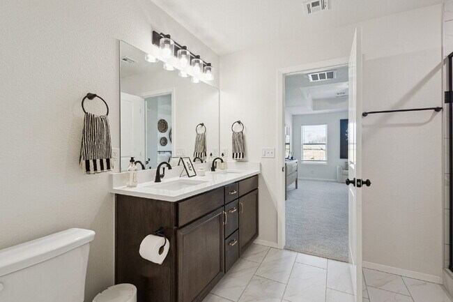 Building Photo - Fully Furnished 4 Bedroom