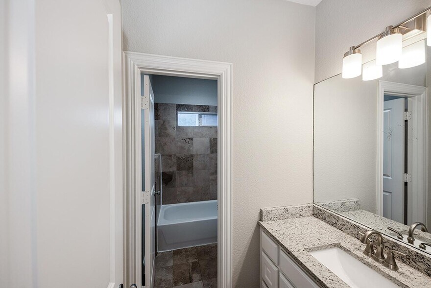Building Photo - Gorgeous M Streets townhome with great rooftop deck