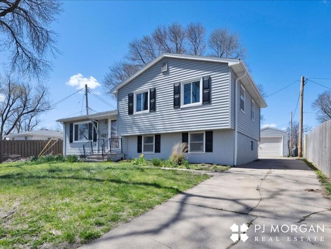 Building Photo - 3 bedroom, 2 Bathroom Home - Available Now