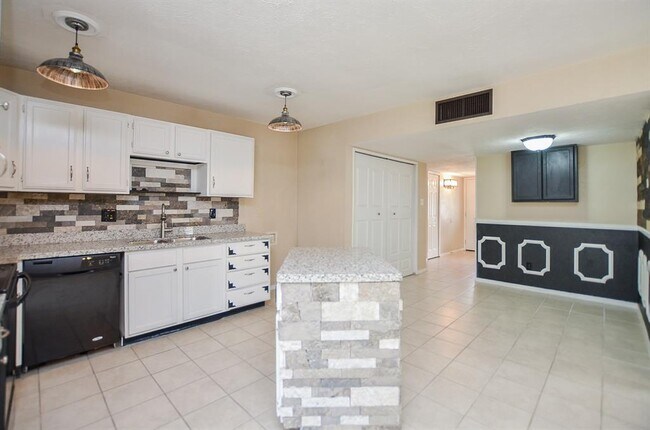 Building Photo - 17323 Glenpatti Dr