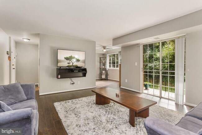 Building Photo - 1541 Colonial Dr