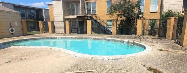 Building Photo - 8100 Creekbend Dr