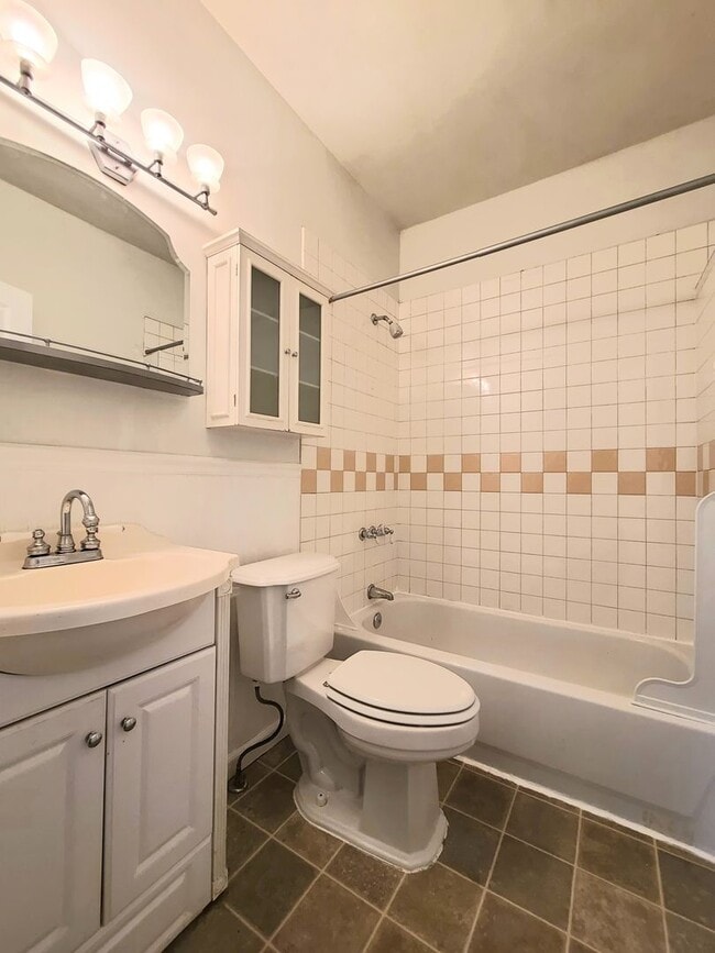 Building Photo - Charming 3 Bed/1.5 Bathroom in North Evere...