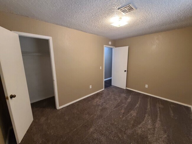 Building Photo - 1824 N Kaye Dr