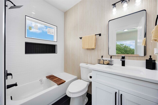 Building Photo - 2112 Des Chaumes St