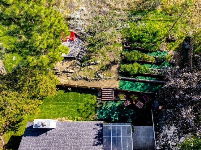 Building Photo - Cozy Hillside Boise Beauty Available 1/1/26!