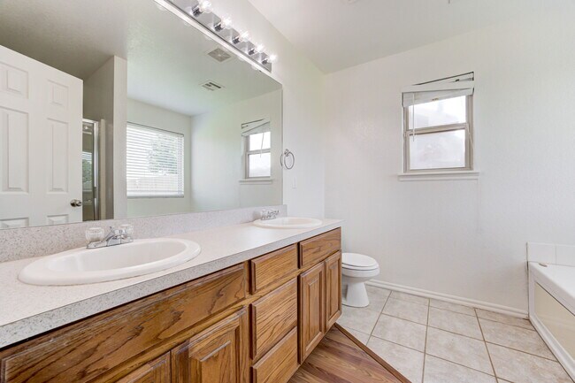 Building Photo - 2813 Edgemere Dr