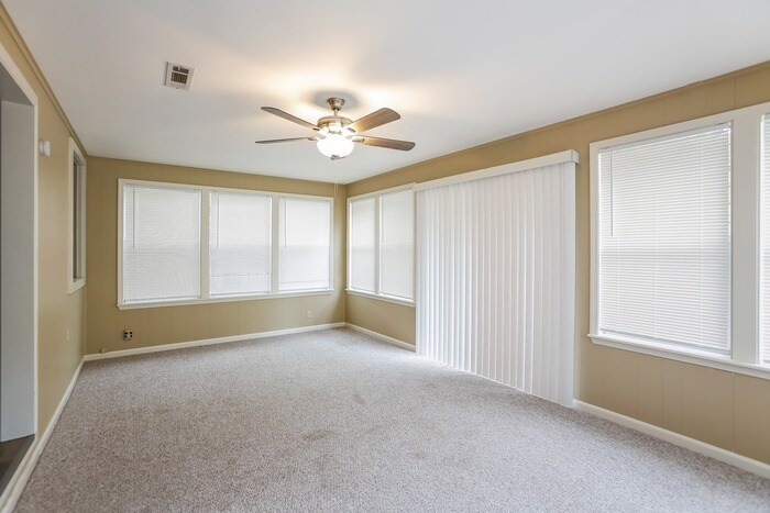 Building Photo - 20 Single Oaks Dr
