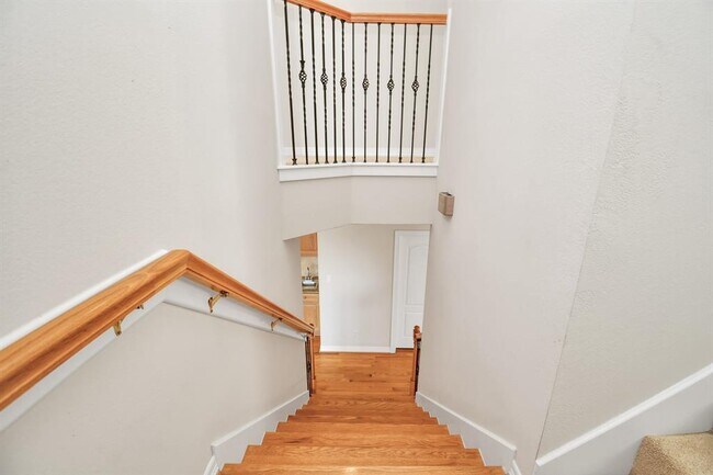 Building Photo - 833 Rosine St