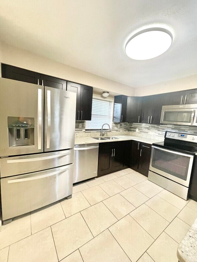 Building Photo - 3025 Briarwood Ln