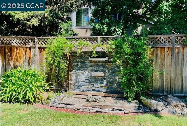 Building Photo - 1576 Silverwood Ct