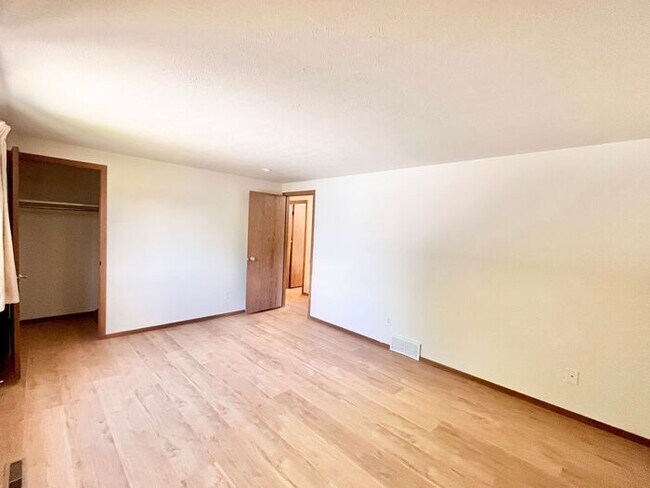 Building Photo - 3 Bed 2 Bath Close to Hughes Staduim