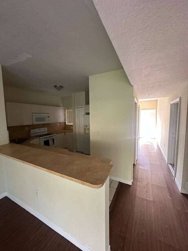 Building Photo - Move-In Ready 3BR/2BA Townhome in Florida City