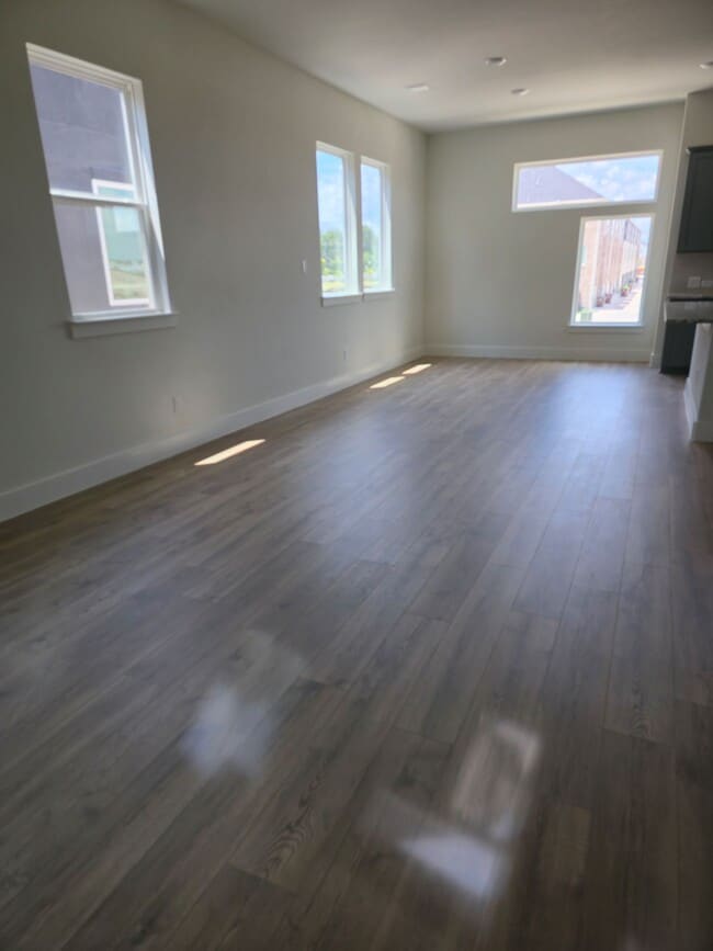Building Photo - 808 Meadowcrest Dr