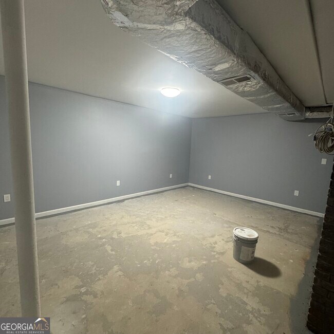 Building Photo - 6571 Rock Springs Rd