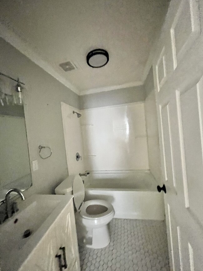 Building Photo - 218 Clay St