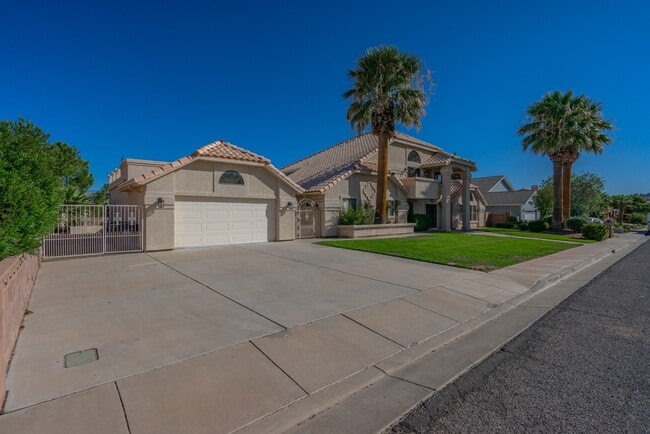 Building Photo - Spacious 6 Bedroom Home with a Balcony!