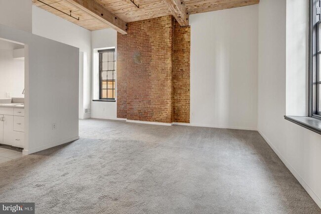 Building Photo - 303 Vine St