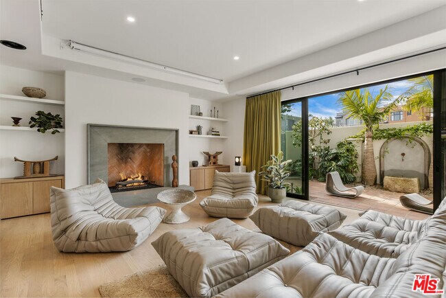 Building Photo - 5201 Vía Donte