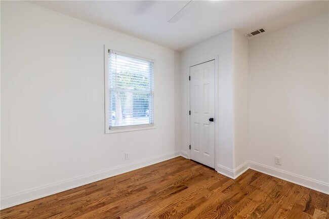 Building Photo - 2071 Miriam Ln