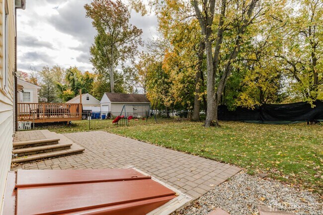 Building Photo - 596 4th Ave