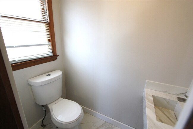 Building Photo - 21 Moore Ave