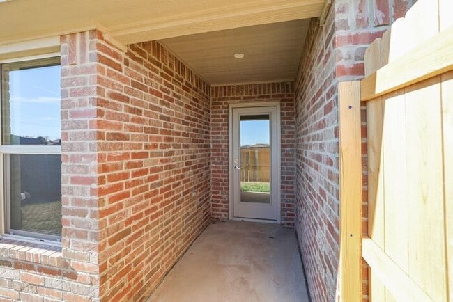 Building Photo - 7616 Woodford Ave