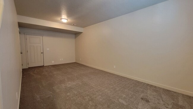 Building Photo - Single Male Bedroom in Like New - Edgewate...