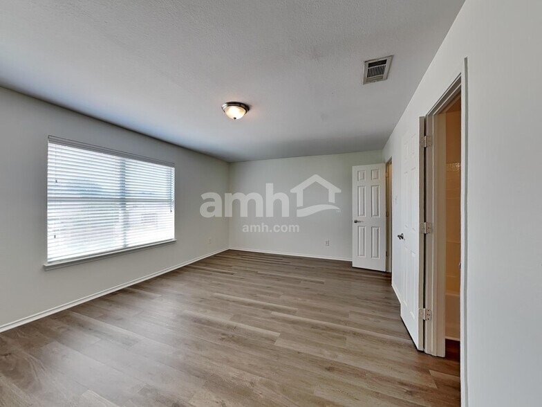 Building Photo - 101 Foxtail Ct