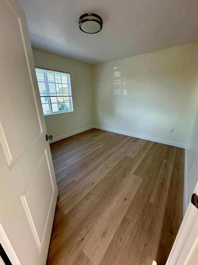 Building Photo - 1094 Lime Ave